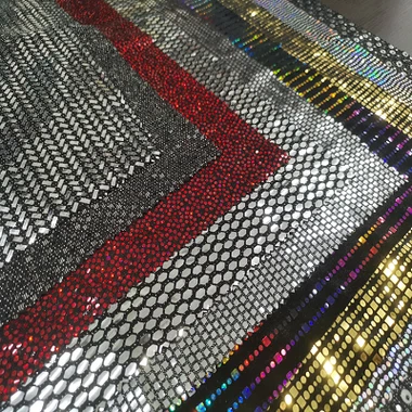 Putojantis aukso blizgučio audinys